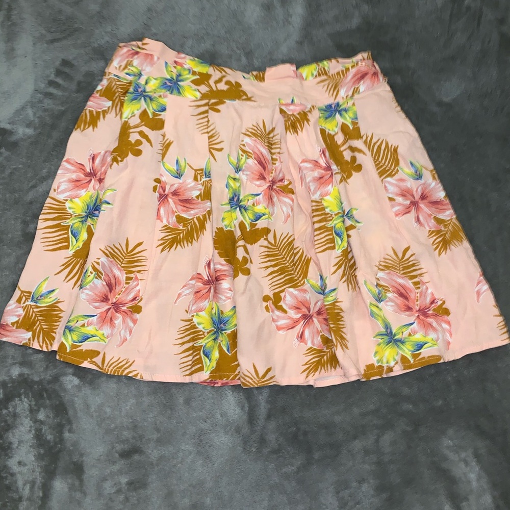 Forever 21 floral skirt 💕🌸